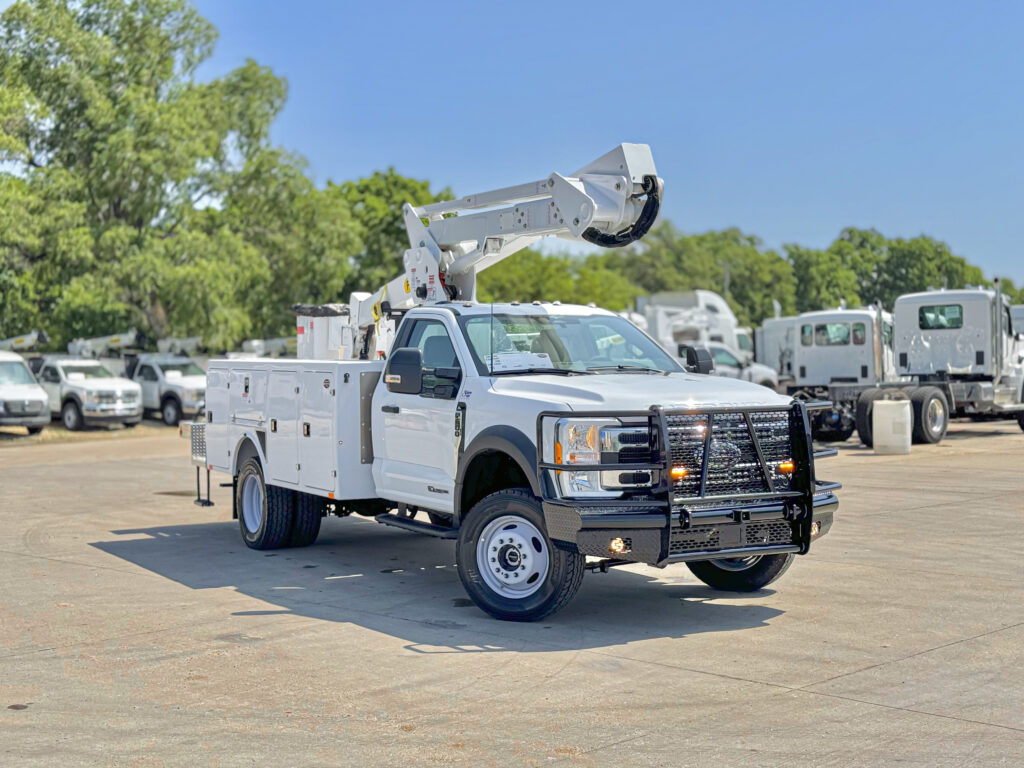 Bucket Trucks by Mastertech Truck & Equipment in Park City, Ks.